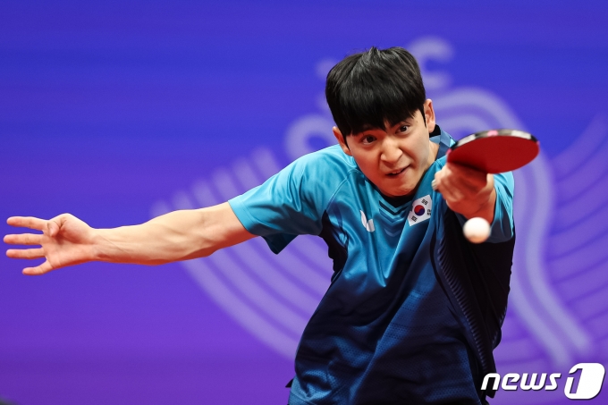 박강현이 22일 중국 항저우 공슈 캐널 스포츠 파크 체육관에서 열린 2022 항저우 아시안게임 탁구 남자 단체전 조별리그 C조 1차전 대한민국과 마카오의 경기에서 공격을 시도하고 있다. 2023.9.22/뉴스1 ⓒ News1 유승관 기자