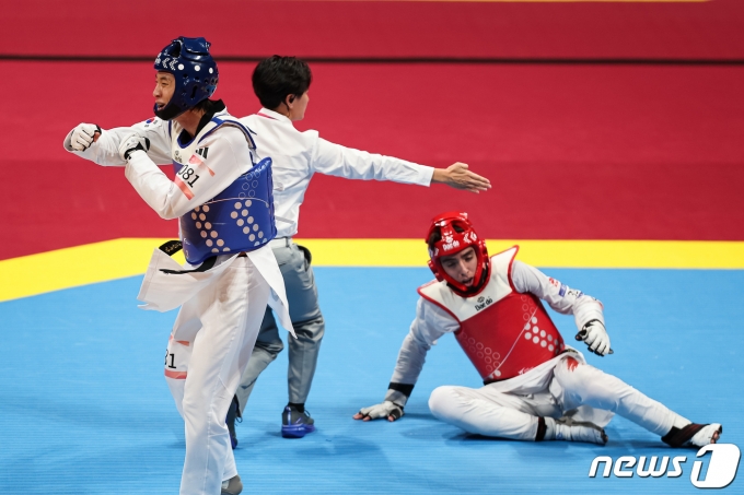 장준이 25일 중국 항저우 린안 스포츠문화·전시센터에서 열린 2022 항저우 아시안게임 태권도 겨루기 남자 58kg급 결승 마흐디와의 경기에서 금메달을 확정지은 후 환호하고 있다. 2023.9.25/뉴스1 ⓒ News1 유승관 기자