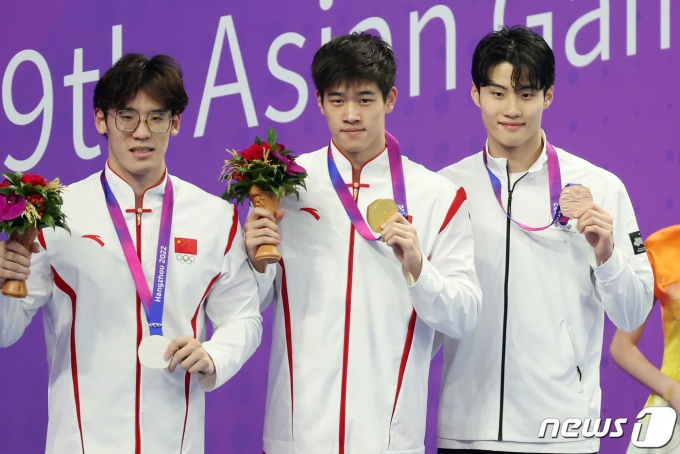 24일 오후 중국 항저우 올림픽 스포츠센터 수영장에서 열린 남자 자유형 100m 결선 경기에서 3위를 차지한 대한민국 황선우가 각각 1위와 2위를 차지한 중국의 판잔러, 왕하오위와 기념 촬영을 하고 있다. 2023.9.24/뉴스1 ⓒ News1 민경석 기자