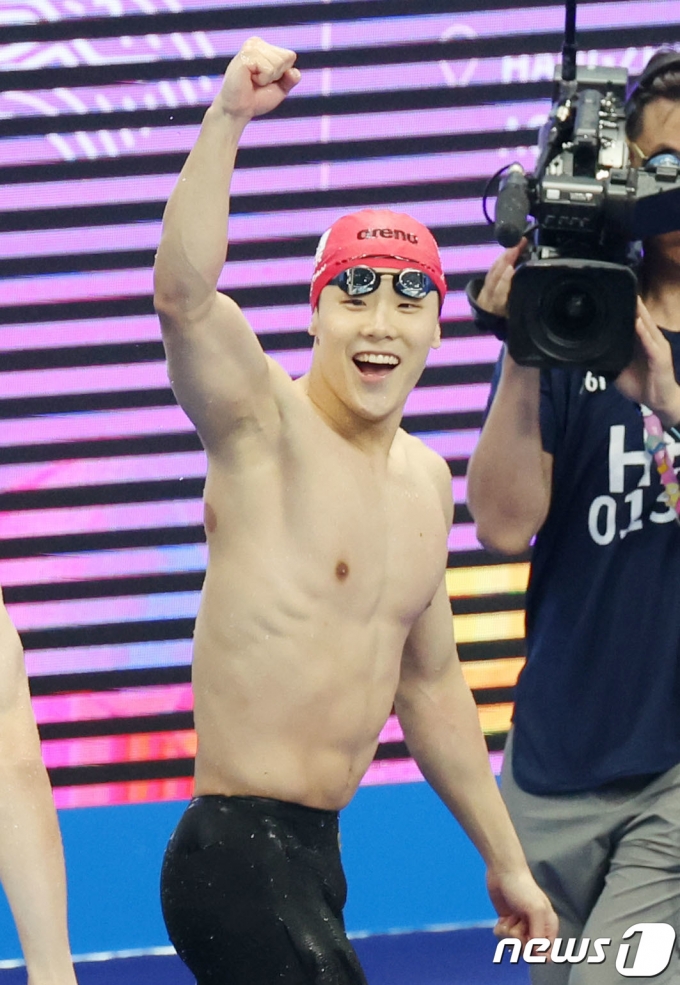 25일 오후 중국 항저우 올림픽 스포츠센터 수영장에서 열린 남자 자유형 50ｍ 결승전에서 대한민국 지유찬이 금메달을 확정지은 뒤 기뻐하고 있다. 2023.9.25/뉴스1 ⓒ News1 민경석 기자