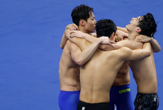 한국 남자 계영 800m 대표팀이 아시안게임 역사상 첫 남자 수영 단체전 금메달을 획득했다. 사진은 우승을 차지한 뒤 기뻐하는 한국 선수들. /사진=뉴시스