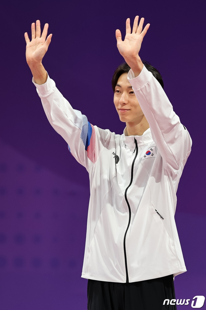 [사진] 관중들 향해 손 흔드는 장준
