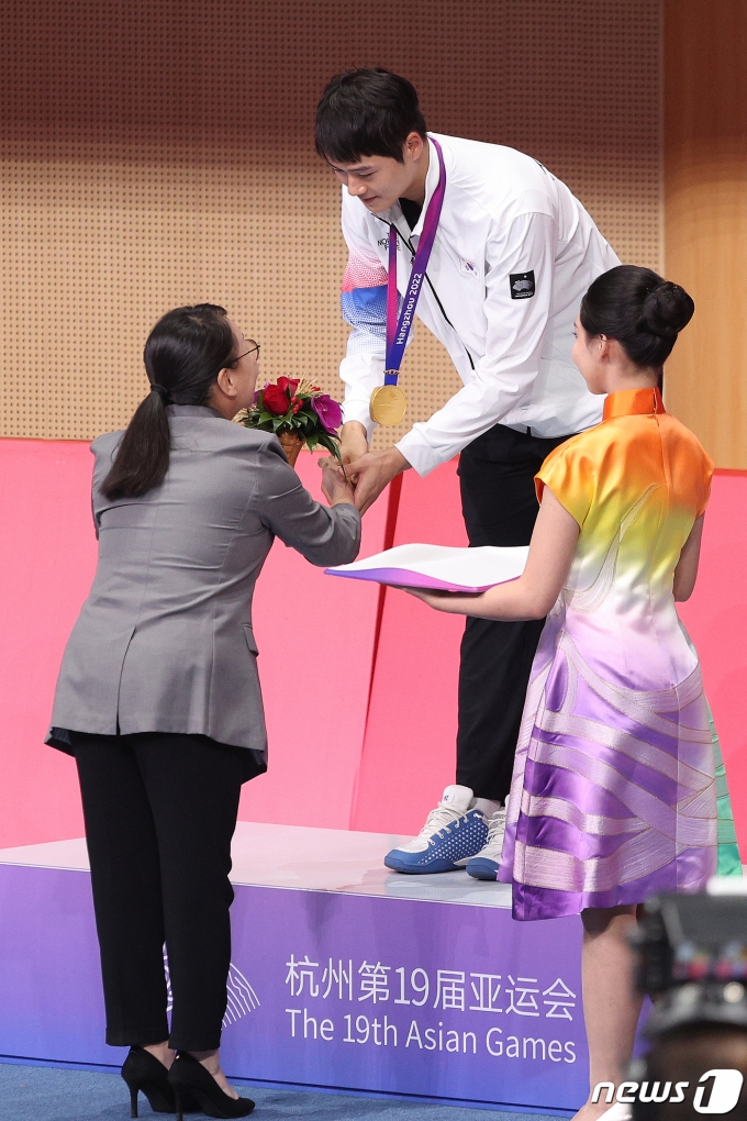[사진] 오상욱 '가장 높은 곳에서'