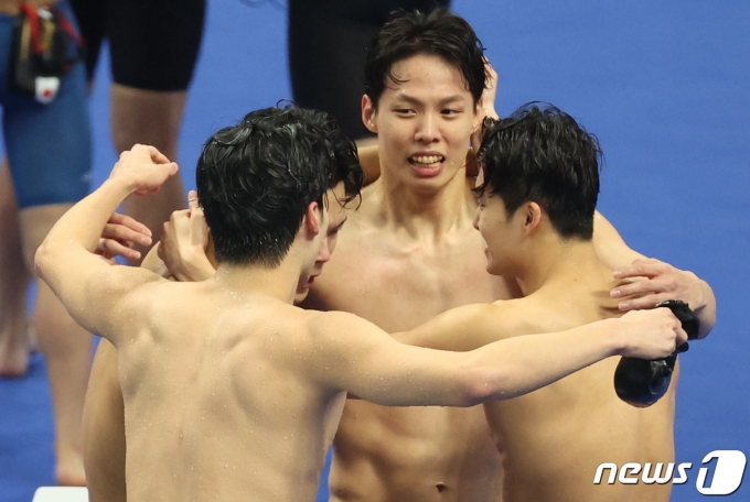 [사진] '남자 계영 800m 금메달'