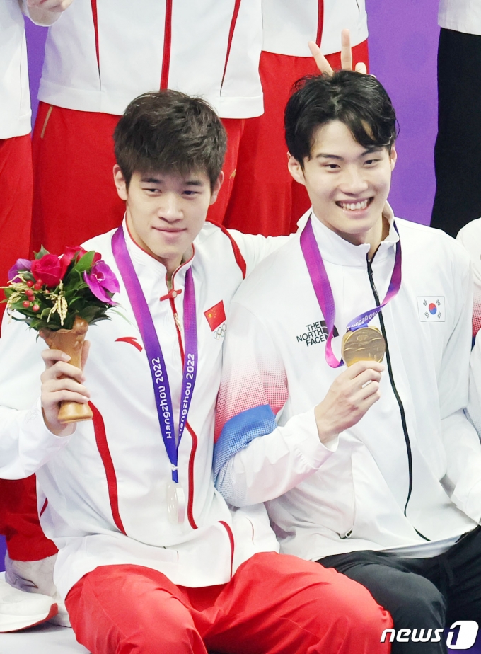 [사진] 中 판잔러, 황선우 머리에 브이(V)