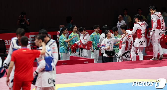 [사진] 아쉬움 뒤로한채 경기장 나서는 대한민국 태권도 혼성단체팀