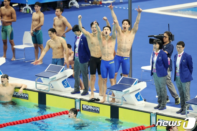 [사진] 대한민국 남자 계영 800ｍ '함께 만든 승리'
