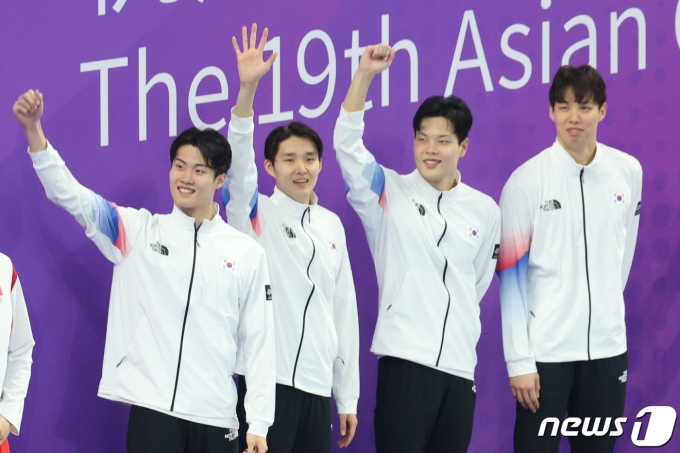 25일 오후 중국 항저우 올림픽 스포츠센터 수영장에서 열린 남자 계영 800ｍ 결승전에서 금메달을 차지한 대한민국 황선우와 김우민, 양재훈, 이호준이 시상대에 오르며 인사를 하고 있다. 2023.9.25/뉴스1 ⓒ News1 민경석 기자