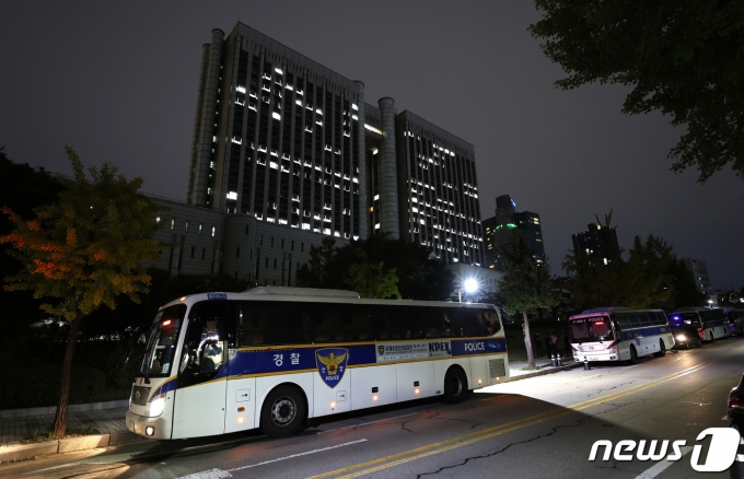 이재명 더불어민주당 대표의 구속 전 피의자심문(영장실질심사)을 하루 앞둔 25일 오후 서초구 서울중앙지방법원 주변에 경찰 버스들이 세워져 있다. ‘백현동 개발특혜’ 의혹과 ‘쌍방울그룹 대북송금’ 의혹 등으로 검찰 수사를 받아온 이 대표는 오는 26일 오전 서울중앙지법에 출석해영장실질심사를 받는다./뉴스1 ⓒ News1 구윤성 기자