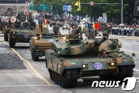 건군 제65주년을 맞아 2013년 10월1일 열렸던 국군의날 시가행진 모습. (뉴스1DB) ⓒ News1
