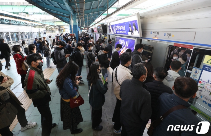 서울 신도림역 지하철 운행이 지연되고 있는 모습. (뉴스1 DB, 기사와 관련 없음) ⓒ News1 신웅수 기자