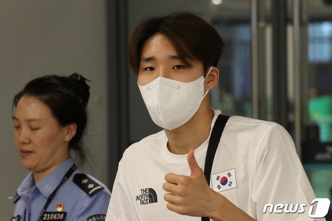 수영 국가대표 김우민이 2022 항저우 아시안게임에 출전하기 위해 21일 오후 중국 항저우 샤오산 국제공항을 통해 입국하고 있다. 2023.9.21/뉴스1 ⓒ News1 신웅수 기자
