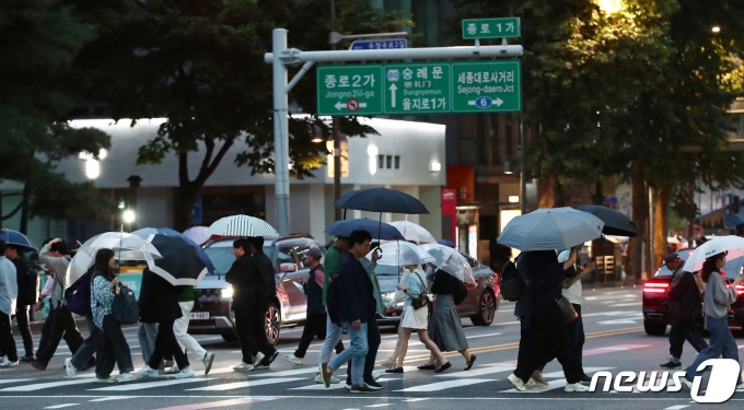 25일 오후 서울 종각역사거리에서 우산을 쓴 퇴근길 시민들이 발걸음을 재촉하고 있다. 2023.9.25/뉴스1 ⓒ News1 박세연 기자