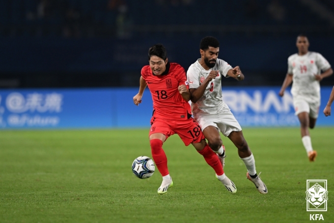 항저우 아시안게임 남자 축구대표팀 이강인이 24일 중국 진화시 진화 스포츠 센터 스타디움에서 열린 바레인과의 E조 조별리그 최종전에서 상대 선수와 치열한 승부를 펼치고 있다. (대한축구협회 제공) 2023.9.24/뉴스1