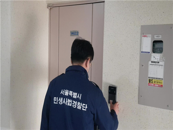 불법 숙박업소를 들어가기 위해 벨을 누르는 민사단. /사진제공=서울시 