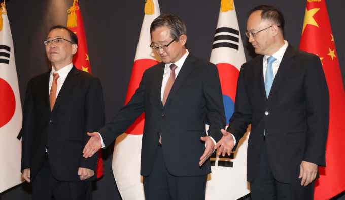 한국·일본·중국 외교차관보급 인사들이 참석하는 3국 고위급 회의(SOM)가 열렸다. 사진은 정병원(가운데) 외교부 차관보가 26일 서울 중구 롯데호텔에서 후나코시 다케히로 일본 외무성 외무심의관, 눙룽 중국 외교부 부장조리와 한일중 3국 고위급회의(SOM)를 하기 위해 만나 기념사진을 촬영하고 있는 모습. /사진=뉴시스