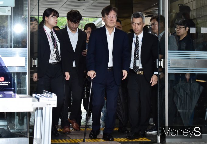 [머니S포토] 법원도착 이재명, 헌정사상 첫 제1야당 대표 영장심사