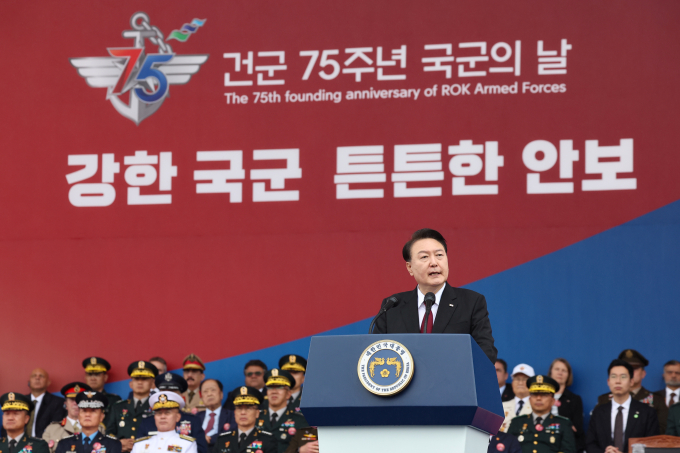 윤석열 대통령은 26일 제75주년 국군의 날 기념행사를 주관하며 "강한 군대만이 진정한 평화를 보장한다"고 강조했다. 사진은 26일경기 성남시 서울공항에서 열린 건군 제75주년 국군의날 기념식에서 기념사하고 있는 윤 대통령. /사진=뉴시스  