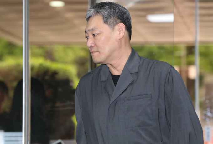경찰이 연예인들의 부정적인 내용을 폭로하지 않는 대가로 수억원 받아낸 혐의를 받는 유튜버 김용호씨에 대해 구속영장을 신청했다. 사진은 유튜버 김용호가 지난 6월20일 서울 서초구 서울중앙지방법원에서 열린 선고 공판에 출석하는 모습. /사진=뉴스1