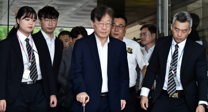 이재명 더불어민주당 대표의 운명을 가를 구속 전 피의자 심문(영장실질심사)에서 검찰과 변호인이 어떤 논리로 재판부를 설득할 것인지 이목이 쏠리고 있다. 이 대표가 26일 오전 서울 서초구 서울중앙지방법원에서 열린 구속 전 피의자 심문(영장실질심사)에 출석하는 모습. /사진=임한별 기자