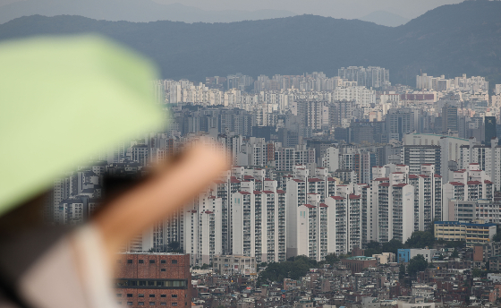 29일 부동산 정보업체 '부동산R114'에 따르면 다음달 전국에는 4만2000가구가 입주를 앞두고 있다. 수도권 입주물량은 직전월보다 2.4배 증가한 2만3265가구로 예정돼 있으며 대구는 대규모 정비사업 아파트가 집들이를 하며 6267가구가 입주한다./사진=뉴시스