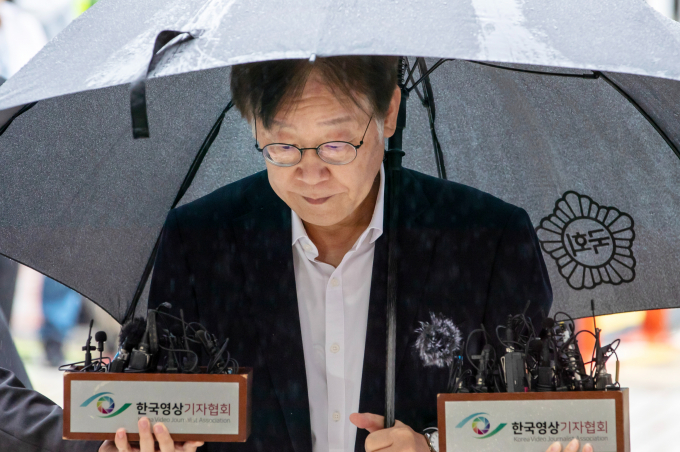 이재명 더불어민주당 대표의 구속 전 피의자심문(영장실질심사)이 진행 중이다. 사진은 이재명 대표가 26일 오전 서울 서초구 서울중앙지방법원에서 열린 구속 전 피의자 심문(영장실질심사)에 출석하는 모습. /사진=임한별 기자