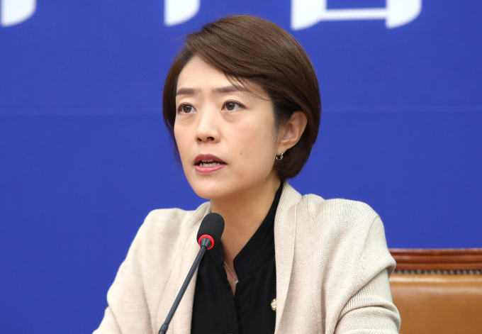 '비명'(비이재명)계로 분류되는 고민정 더불어민주당 최고의원의 거취에 대해 사퇴를 요구하는 당원과 이를 반대하는 당원 간 의견이 충돌하고 있다. 사진은 고민정 더불어민주당 최고위원이 지난 25일 오전 서울 여의도 국회에서 열린 최고위원회의에서 발언하는 모습. /사진=뉴스1