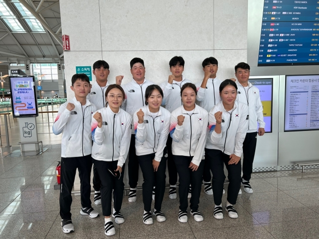 한국 남녀골프 대표팀 선수들이 지난 25일 항저우로 출국 전 파이팅을 외치고 있다. /사진= 대한골프협회
