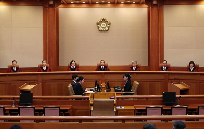 이적단체 가입·활동을 금지하고 이적표현물을 소지·유포할 수 없도록 한 국가보안법 조항이 헌법재판소에서 합헌 판단을 받았다. 사진은 유남석 헌법재판소장과 헌법재판관들이 26일 오후 서울 종로구 헌법재판소 대심판정에서 '국가보안법 7조' 위헌여부 등에 대한 9월 심판사건 선고를 위해  배석한 모습. /사진=뉴시스