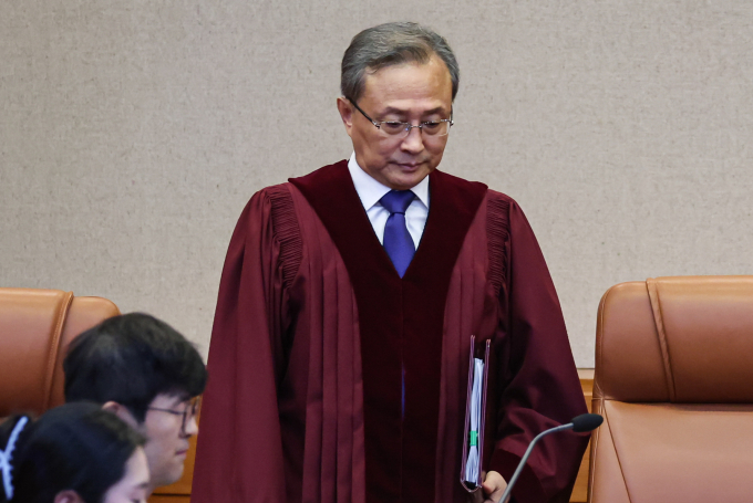 헌법재판소가 대북 전단 살포를 처벌하는 남부관계발전법에 대해 위헌 결정을 내렸다. 사진은 유남석 헌법재판소장이 26일 서울 종로구 헌법재판소 대심판정으로 들어서는 모습. /사진=뉴스1