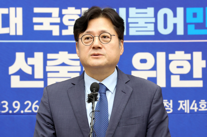홍익표 더불어민주당 신임 원내대표가 26일 "이제는 하나의 원팀"이라고 소감을 전했다. 사진은 26일 오후 서울 여의도 국회에서 열린 '21대 국회 민주당 제4기 원내대표 보궐선거 의원총회'에서 당선 인사를 하고 있는 홍 의원. /사진=뉴시스