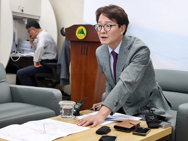 이종헌 대구시 신공항건설특보가 26일 대구시청 기자실을 찾아 대구경북신공항 화물터미널 위치 논란에 대한 입장을 밝히고 있다./사진제공=대구광역시