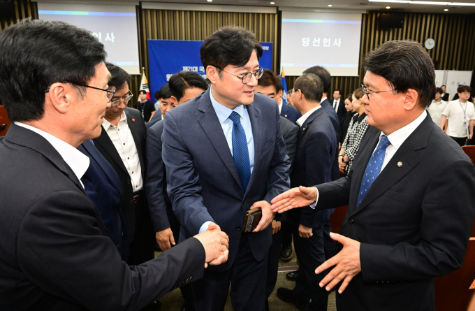국민의힘이 홍익표 더불어민주당 신임 원내대표의 당선을 축하하며 책임감 있는 행보를 기대한다고 밝혔다. 사진은 홍 원내대표가 26일 오후 서울 여의도 국회에서 열린 '21대 국회 더불어민주당 제4기 원내대표 보궐선거 의원총회'를 마친 후 의원들과 인사하고 있는 모습. /사진=뉴시스(공동취재)