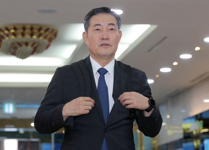 신원식 국방부 장관 후보자의 역사관 등에 대한 비판이 이어졌다. 사진은 지난 15일 오전 서울 용산구 국방부 육군회관에 마련된 인사청문회준비 사무실로 출근하는 신 국방부 장관 후보자. /사진=뉴시스