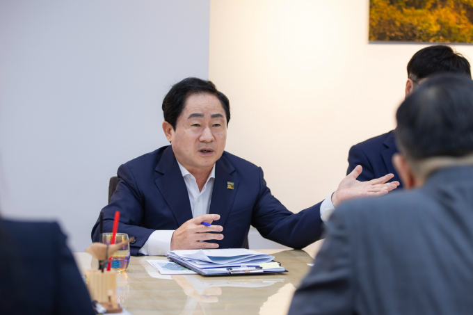  주광덕 남양주시장은 지난 25일 시장집무실에서 한국토지주택공사(이하 LH) 이한준 사장을 비롯한 LH 주요 관계자와 만나 왕숙신도시(왕숙·왕숙2지구)의 주요 사업 추진 방향을 논의하고 현안 사항을 점검했다. / 사진제공=남양주시