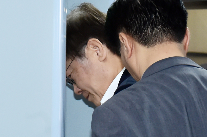 오전부터 구속 전 피의자 심문(영장실질심사)을 받고 있는 이재명 더불어민주당 대표의 심사가 예상보다 빨리 마무리될 것으로 보인다. 사진은 이재명 대표가 26일 오전 서울 서초구 서울중앙지방법원에서 열린 구속 전 피의자 심문(영장실질심사)에 출석하는 모습. /사진=임한별 기자