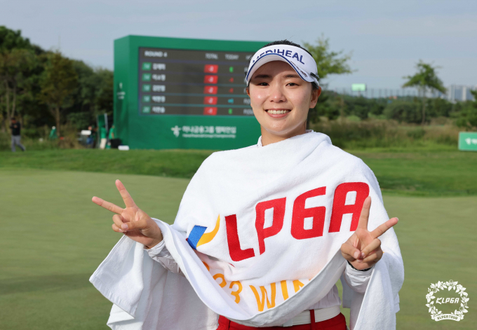 KLPGA 투어 하나금융그룹 챔피언십 정상에 오른 이다연이 여자 골프 세계 랭킹 50위에 자리했다. 사진은 우승 후 기념 촬영을 하고 있는 이다연. /사진= KPGA
