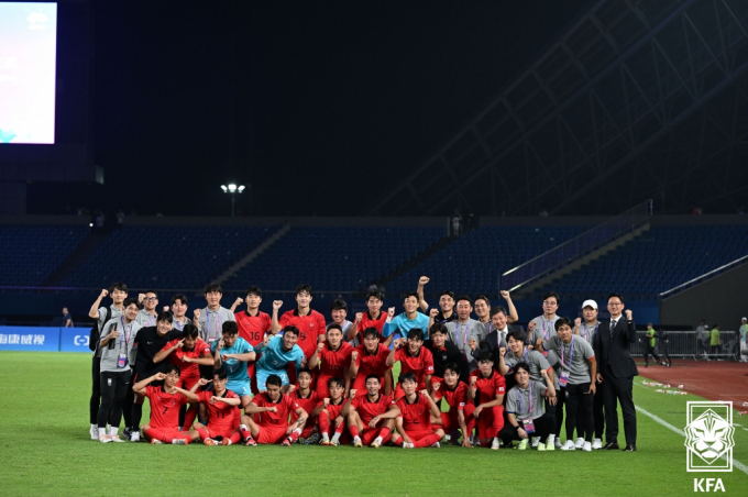 항저우 아시안게임 남자 축구대표팀이 키르키스스탄과 16강전을 치른다. 사진은 지난 24일 한국 선수단이 바레인과의 E조 조별리그 최종전에서 승리한 뒤 기념 촬영을 하고 있다. /사진= 대한축구협회