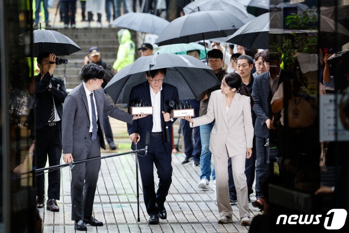 이재명 더불어민주당 대표가 26일 오전 서울 서초구 중앙지방법원에서 백현동 개발 특혜 및 쌍방울 대북송금 의혹 관련, 영장실질심사에 출석하고 있다. 2023.9.26/뉴스1 ⓒ News1 안은나 기자