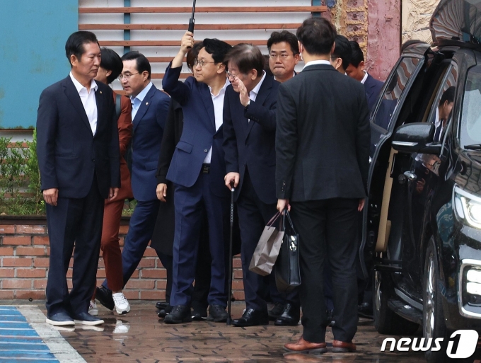 이재명 더불어민주당 대표가 26일 오전 서울중앙지방법원에서 열리는 구속 전 피의자 심문(영장실질심사)에 출석하기 위해 서울 중랑구 녹색병원을 나서고 있다. (공동취재) 2023.9.26/뉴스1 ⓒ News1 김도우 기자