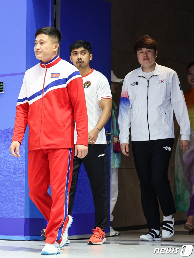 [사진] 나란히 시상식장 들어서는 남과 북
