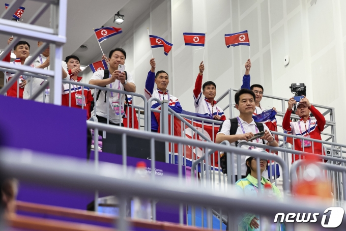 [사진] 인공기 흔들며 권광일 은메달 축하하는 北 대표팀