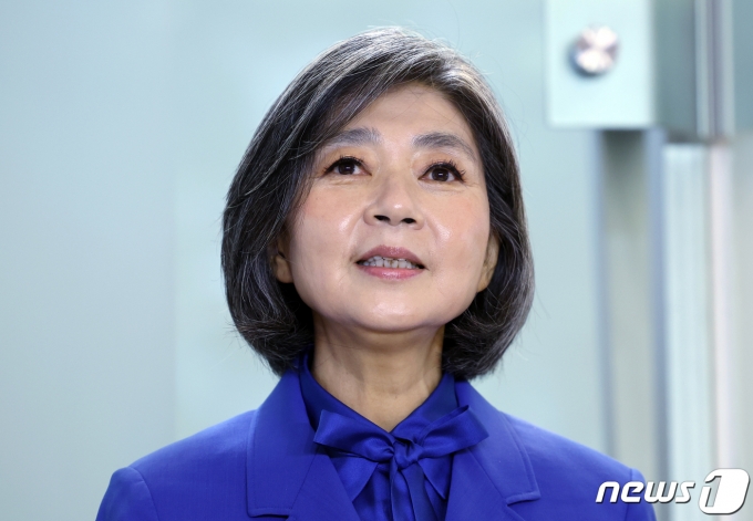 김행 여성가족부 장관 후보자가 18일 오전 서울 종로구의 한 빌딩에 마련된 인사청문회 준비 사무실로 출근하며 취재진과 질의응답을 갖고 있다. 2023.9.18/뉴스1 ⓒ News1 박정호 기자