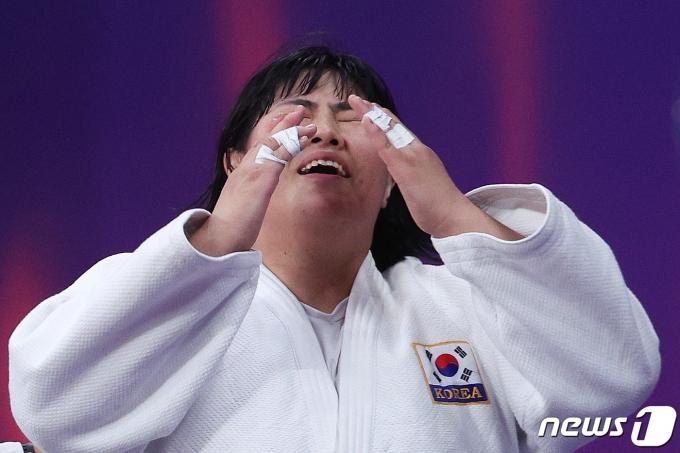 [사진] 김하윤 '감격의 금메달'