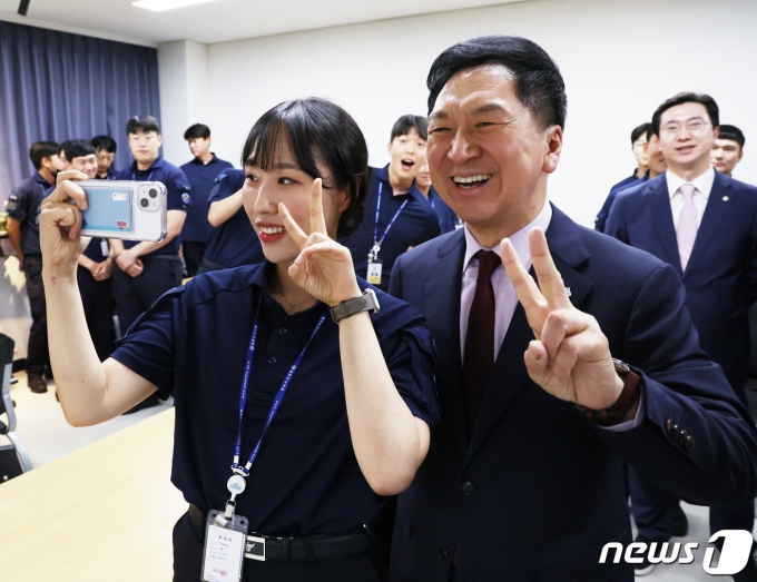 김기현 국민의힘 대표가 26일 오후 서울 여의도 국회경비대를 찾아 대원들과 기념촬영을 하고 있다. 2023.9.26/뉴스1 ⓒ News1 송원영 기자