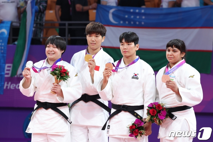 윤현지(왼쪽 세 번째)가 26일 중국 항저우 샤오산 린푸 체육관에서 열린 2022 항저우 아시안게임 유도 여자부 78kg급 메달 수여식에서 동메달을 목에 걸고 기념 촬영을 하고 있다. 2023.9.26/뉴스1 ⓒ News1 신웅수 기자