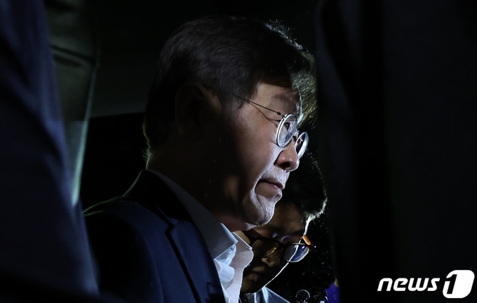 이재명 더불어민주당 대표가 26일 서울 서초구 중앙지방법원에서 백현동 개발 특혜 및 쌍방울 대북송금 의혹 관련 영장실질심사에 출석해 조사를 마친 후 법정을 나서고 있다. 2023.9.26/뉴스1 ⓒ News1 김성진 기자