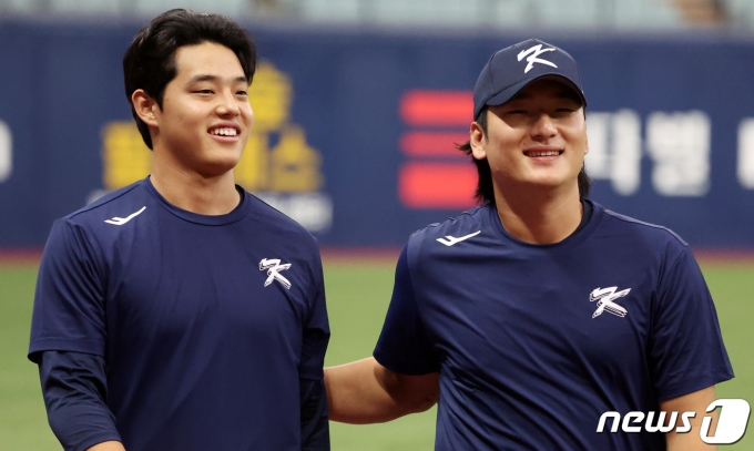 항저우 아시안게임 야구대표팀 문동주(왼쪽) 곽빈이 26일 오후 서울 구로구 고척스카이돔에서 웜업 훈련을 마친 후 더그아웃으로 향하고 있다. 2023.9.26/뉴스1 ⓒ News1 김성진 기자