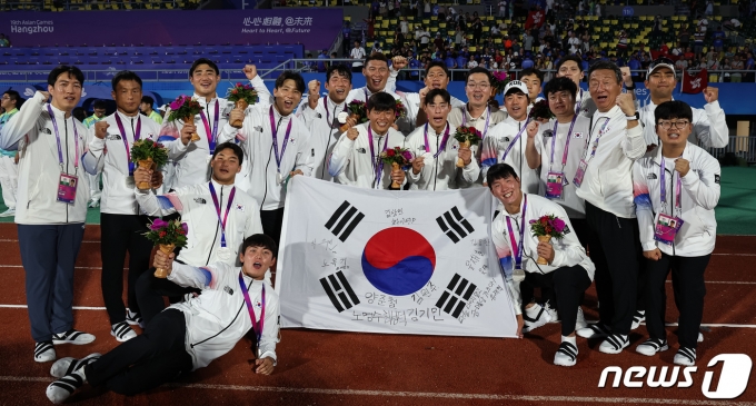 [사진] 최윤 선수단장, '은메달' 럭비 대표팀과 대한민국 파이팅!