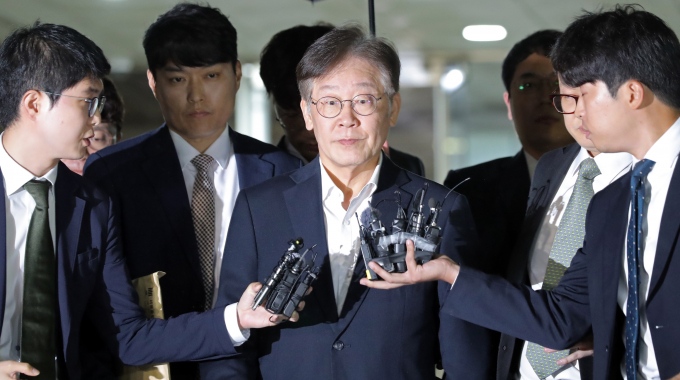 이재명 더불어민주당 대표가 26일 오후 서울 서초구 서울중앙지방법원에서 구속 전 피의자 심문(영장실질심사)을 마친 뒤 이동했다. /사진=뉴시스